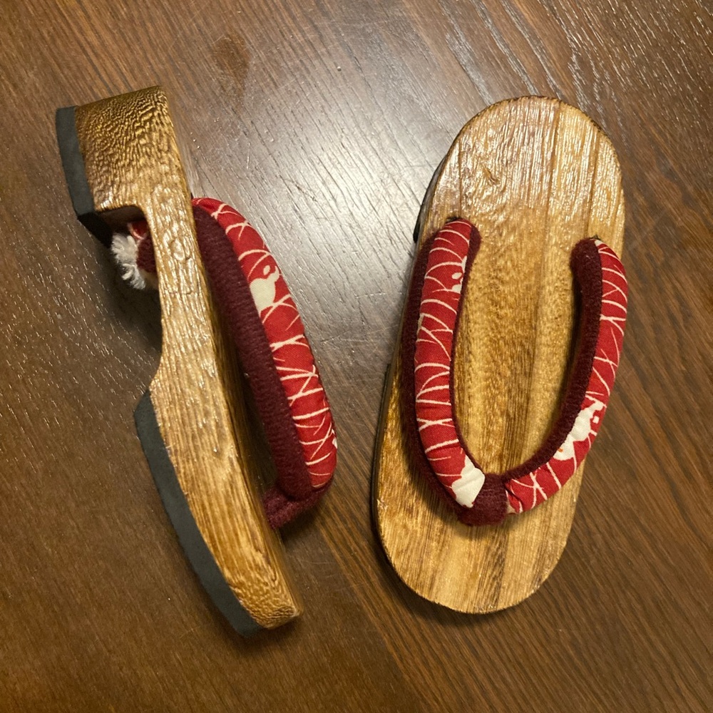 Toddlers traditional Japanese sandals,size 7, like new